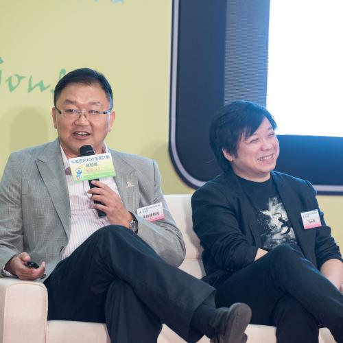 Prof. Wong Kam-fai and Mr. Gabriel Pang expressed their opinions in the interactive discussion session