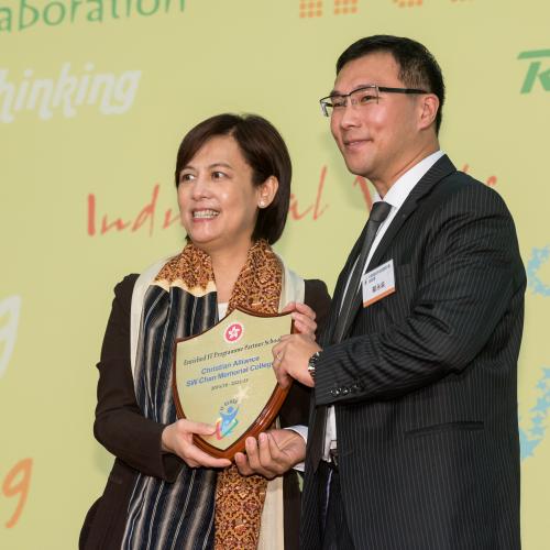 Dr. Catherine Chan, Deputy Secretary for Education of Education Bureau presented certificate of Enriched IT Class to Mr. Kwong Wing-sun, Principal of Christian Alliance SW Chan Memorial College
