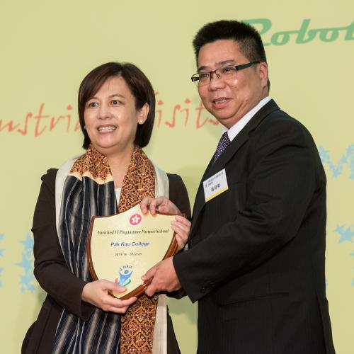 Dr. Catherine Chan, Deputy Secretary for Education of Education Bureau presented certificate of Enriched IT Class to Mr. Wong Wing-tung, Principal of Pak Kau College