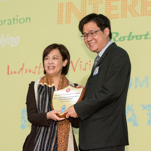 Dr. Catherine Chan, Deputy Secretary for Education of Education Bureau presented certificate of Enriched IT Class to Mr. Kai Sze-fai Alex, Principal of Shun Tak Fraternal Association Yung Yau College