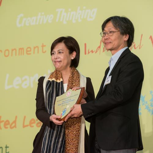 Dr. Catherine Chan, Deputy Secretary for Education of Education Bureau presented certificate of Enriched IT Class to Mr. Chan Wing-kit, Principal of The Y.W.C.A. Hioe Tjo Yoeng College